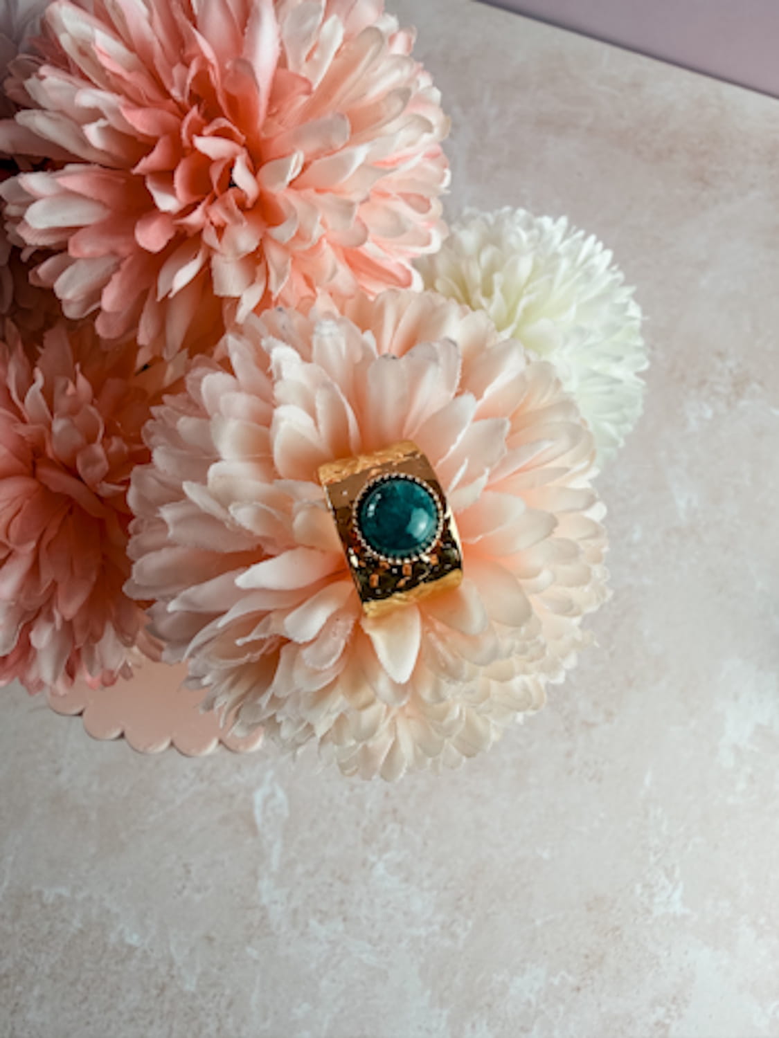 Bague dorée martelée avec pierre naturelle - Style bohème & raffiné