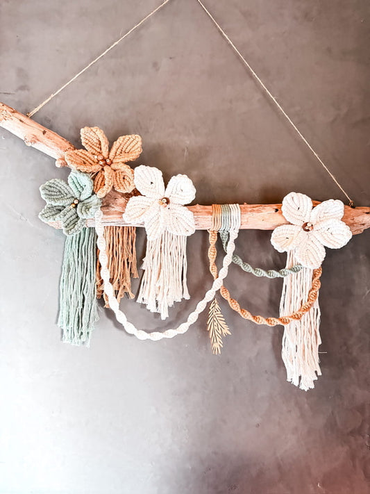 Tenture murale Wanahca en macramé fleuri – décoration bohème artisanale personnalisable