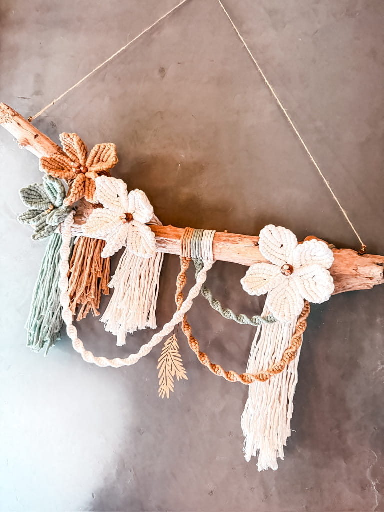 Tenture murale Wanahca en macramé fleuri – décoration bohème artisanale personnalisable