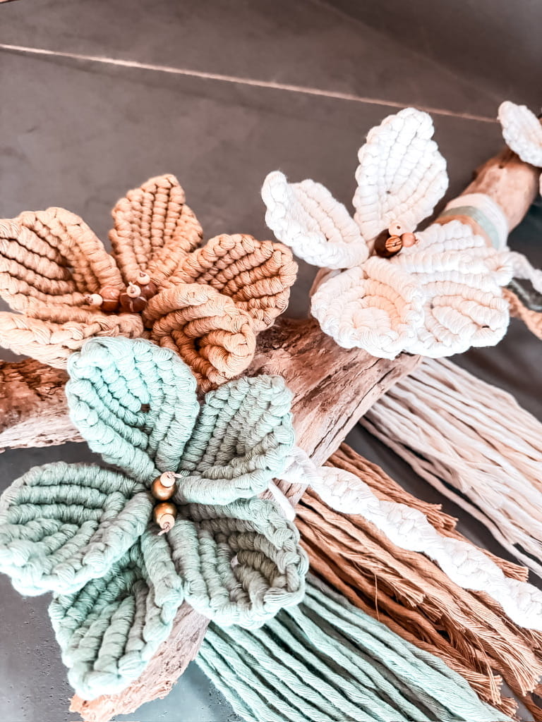 Tenture murale Wanahca en macramé fleuri – décoration bohème artisanale personnalisable