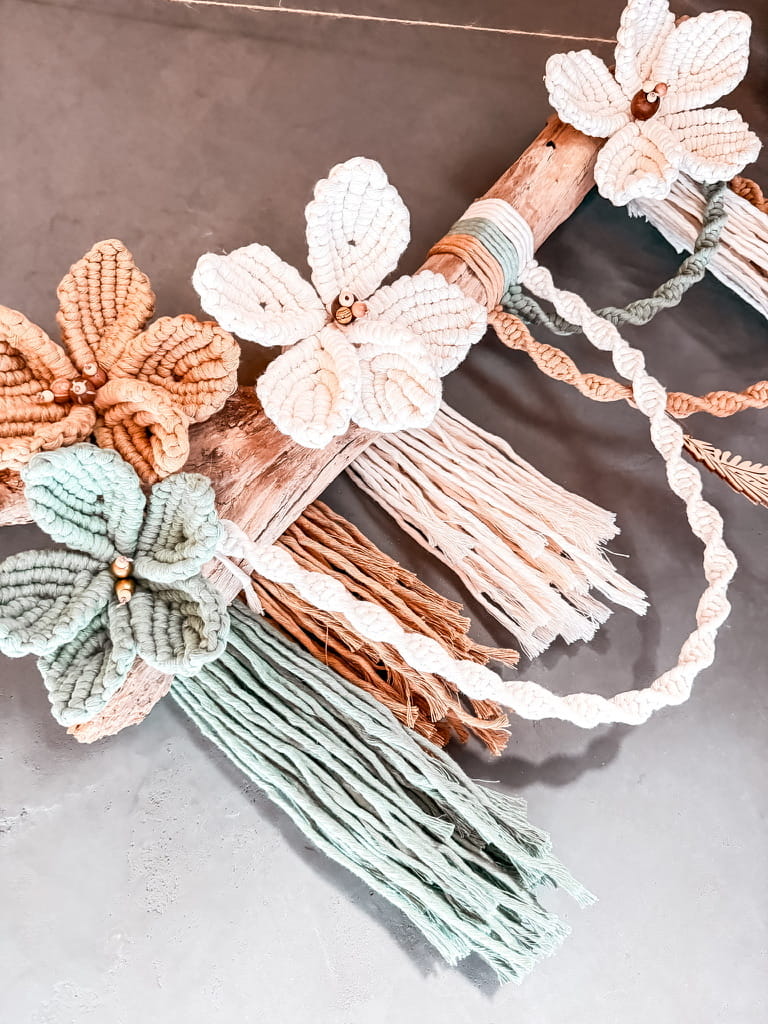 Tenture murale Wanahca en macramé fleuri – décoration bohème artisanale personnalisable