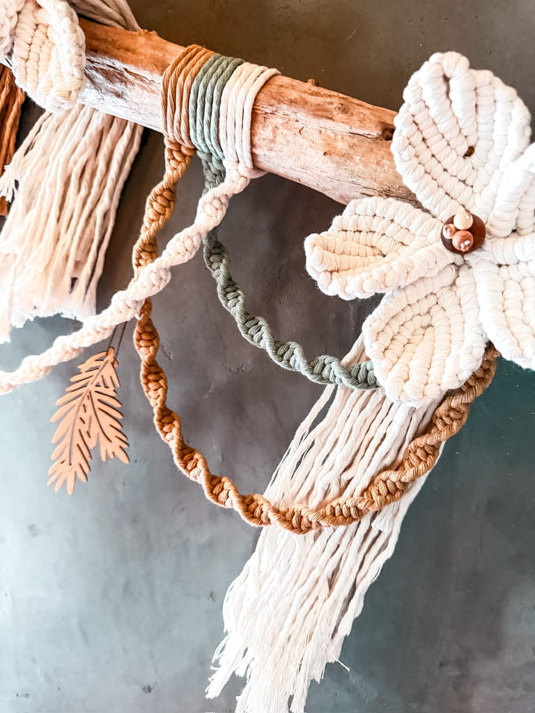 Tenture murale Wanahca en macramé fleuri – décoration bohème artisanale personnalisable