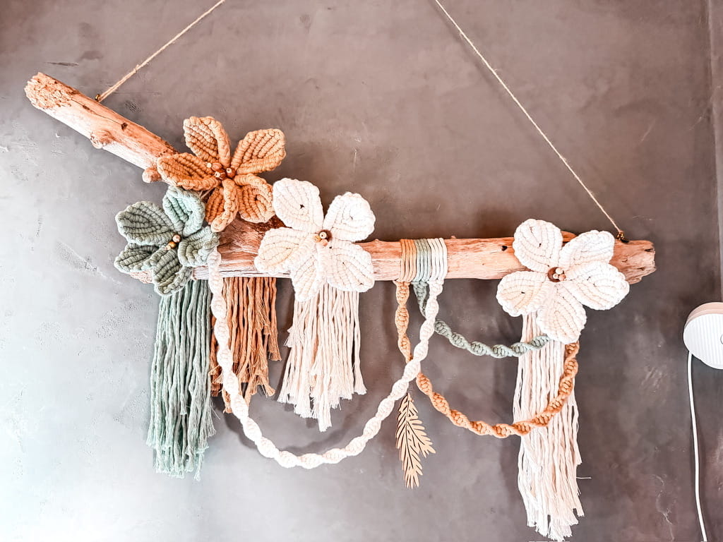 Tenture murale Wanahca en macramé fleuri – décoration bohème artisanale personnalisable